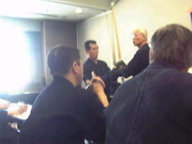 �ォ�牟������